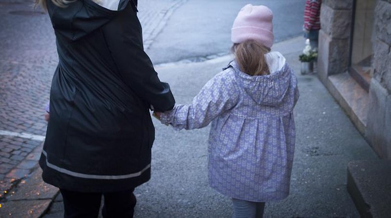 Bild från nättidningen Dagens Samhälle. Flicka som går hand i hand med sin mamma 